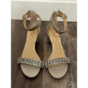 Jewel Badgley Mischka James sandal in a champagne glitter finish sz 8